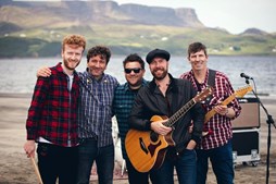 Musikalske oplevelser i Helsinge: Skotsk folkfest og en anderledes julekoncert