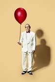 Finn Nørbygaard fejrer 50 år i showbiz med nyt show i Middelfart