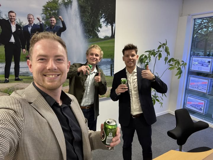 John Frandsen Ikast fejrer succesfuld uge med fredagsøl på kontoret