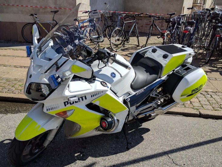  Bilist uden kørekort havde kniv i bilen