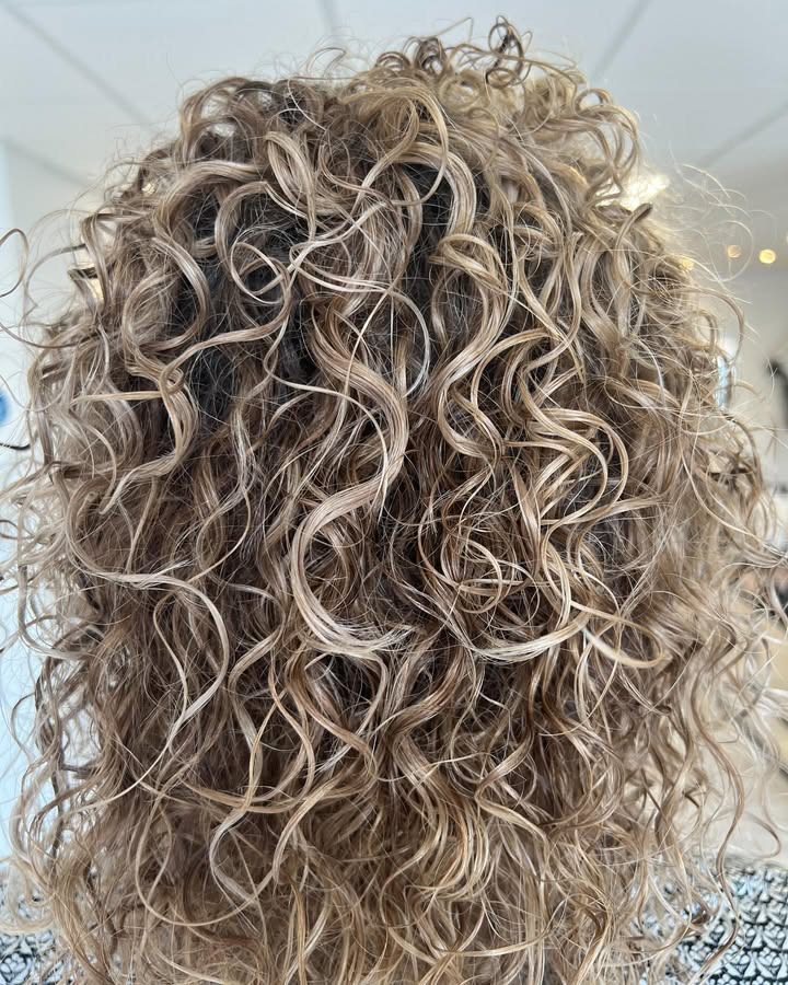 BØGVAD fremhæver balayage og klip for at give krøller nyt liv