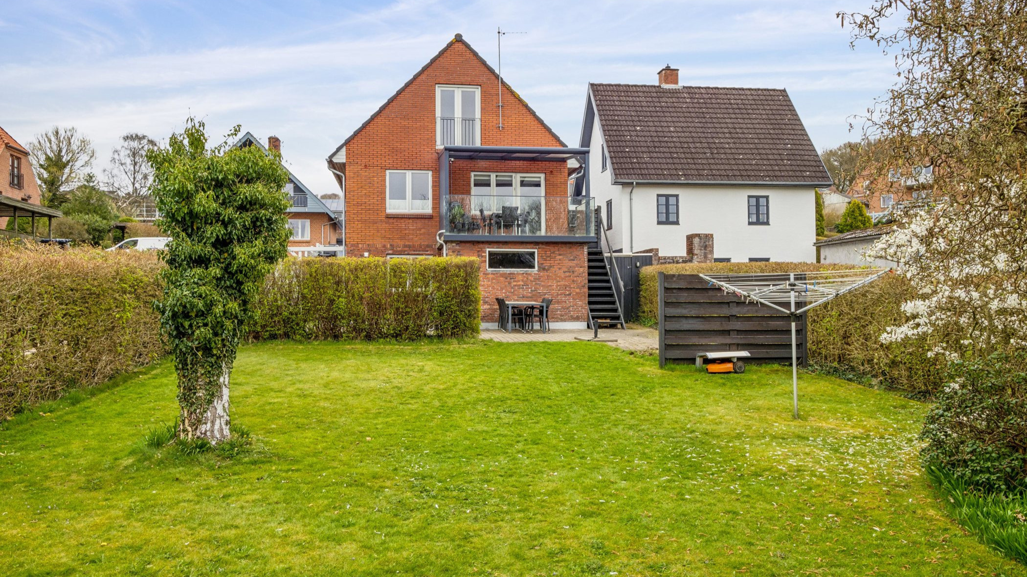 Ny pris på rummelig rødstensvilla tæt på vand og byliv