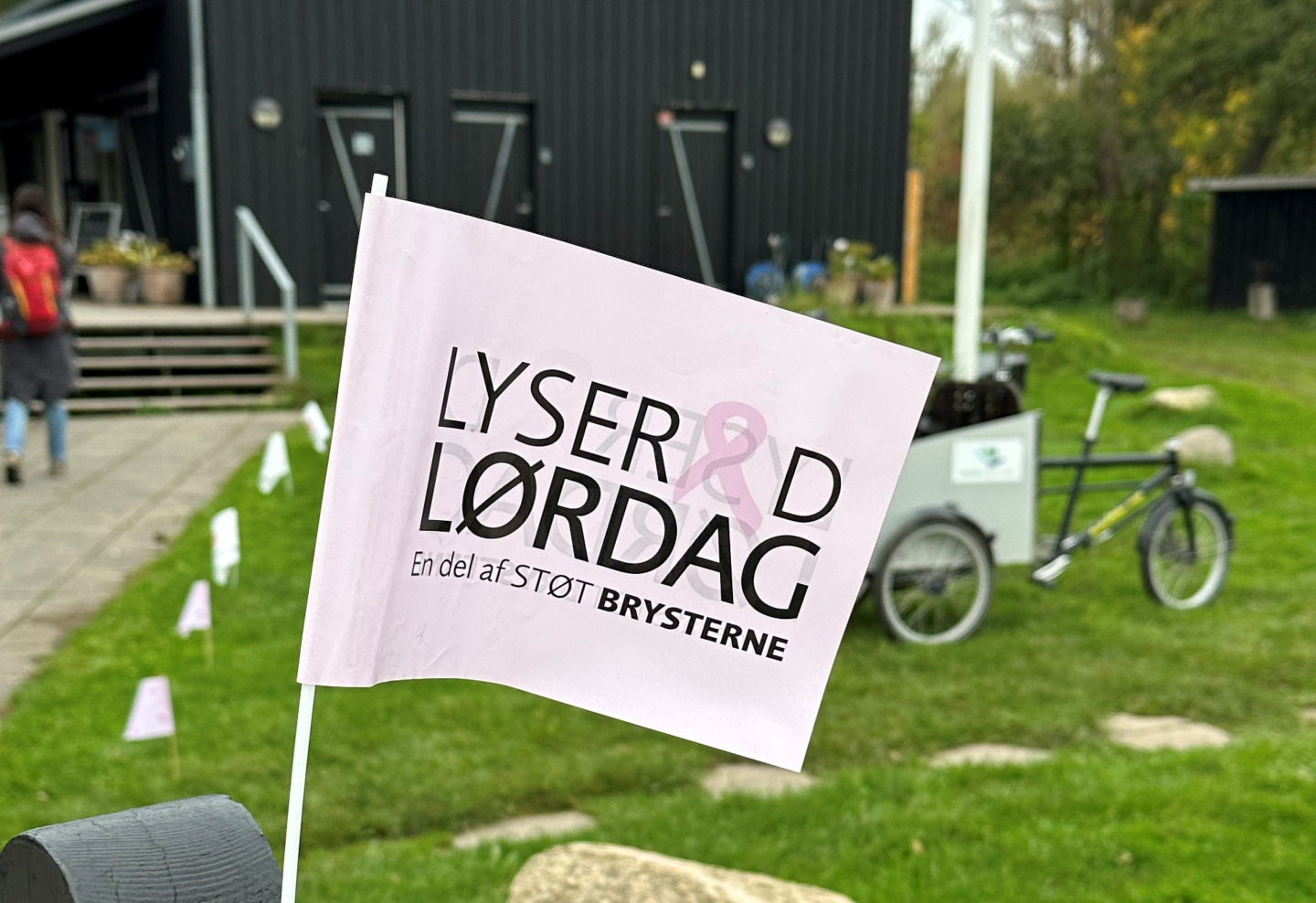 Tag på gåtur ved Gudenåen i en god sags tjeneste