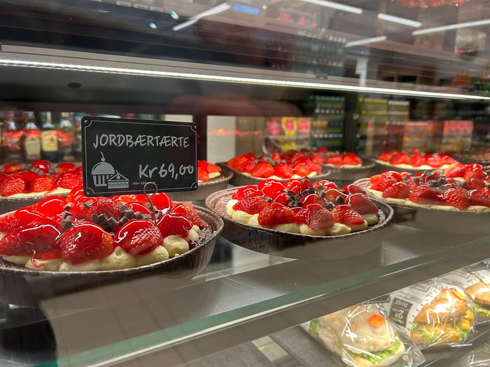 Min Købmand i Asp tilbyder jordbærtærter til kaffehyggen