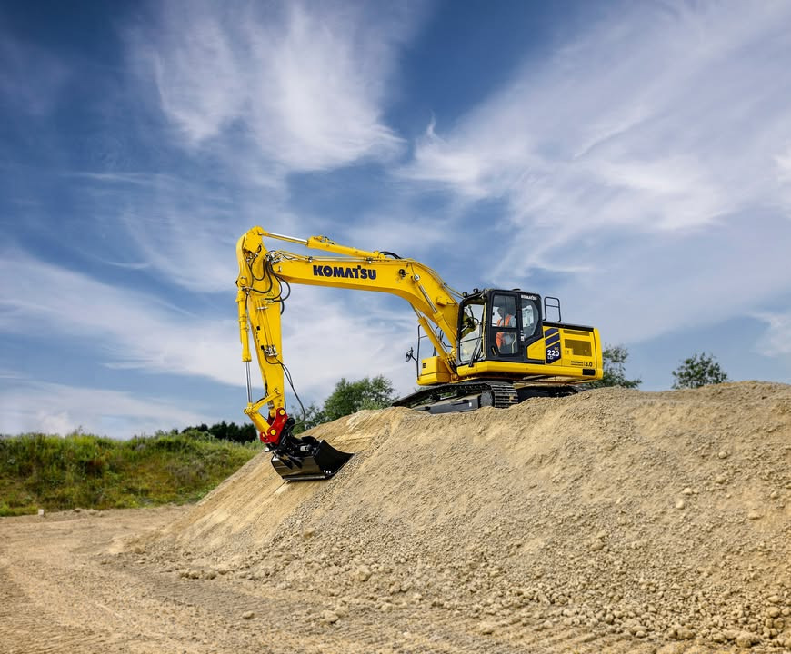 Scantruck A/S præsenterer Komatsu PC220 i Bygge & Anlægsavisen artikel