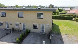Mæglerhuset har lyst og moderne enderækkehus til salg i Vester Hassing
