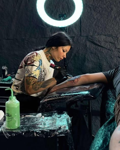 Victoria fra Mr. & Mrs. Tattoo tilbyder ledige tider i december for dine næste tattoos