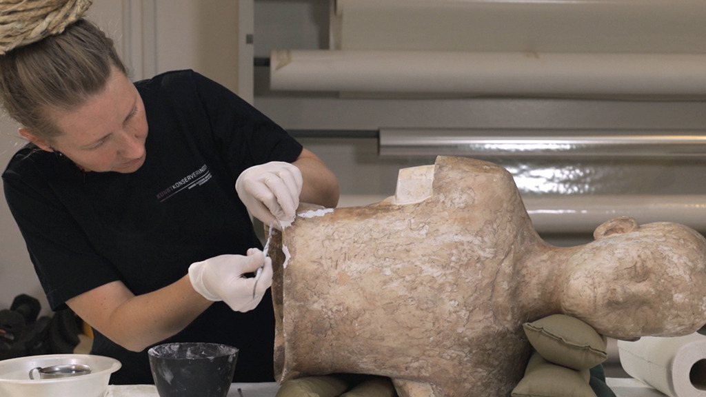 Skulpturkonservator Therese Gry Asla besøger Holstebro Kunstmuseum