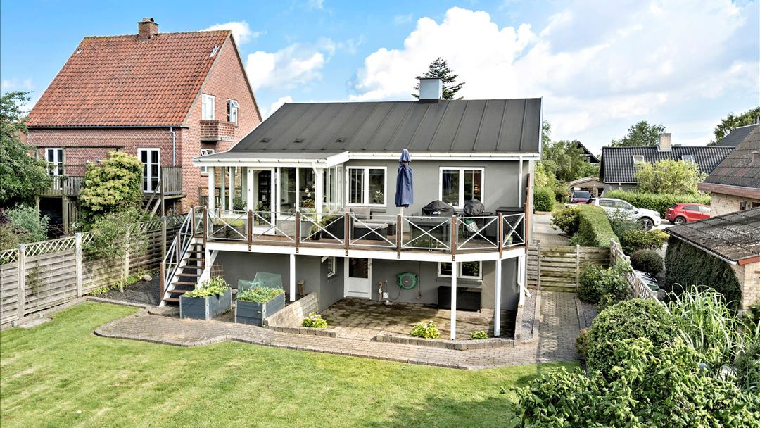 Ind­flyt­nings­klar villa med god kælder og stor garage