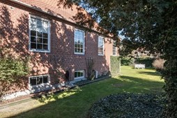 Charmerende bolig med stor have og attraktiv beliggenhed i Hellerup præsenteret af &LIVING Aalborg