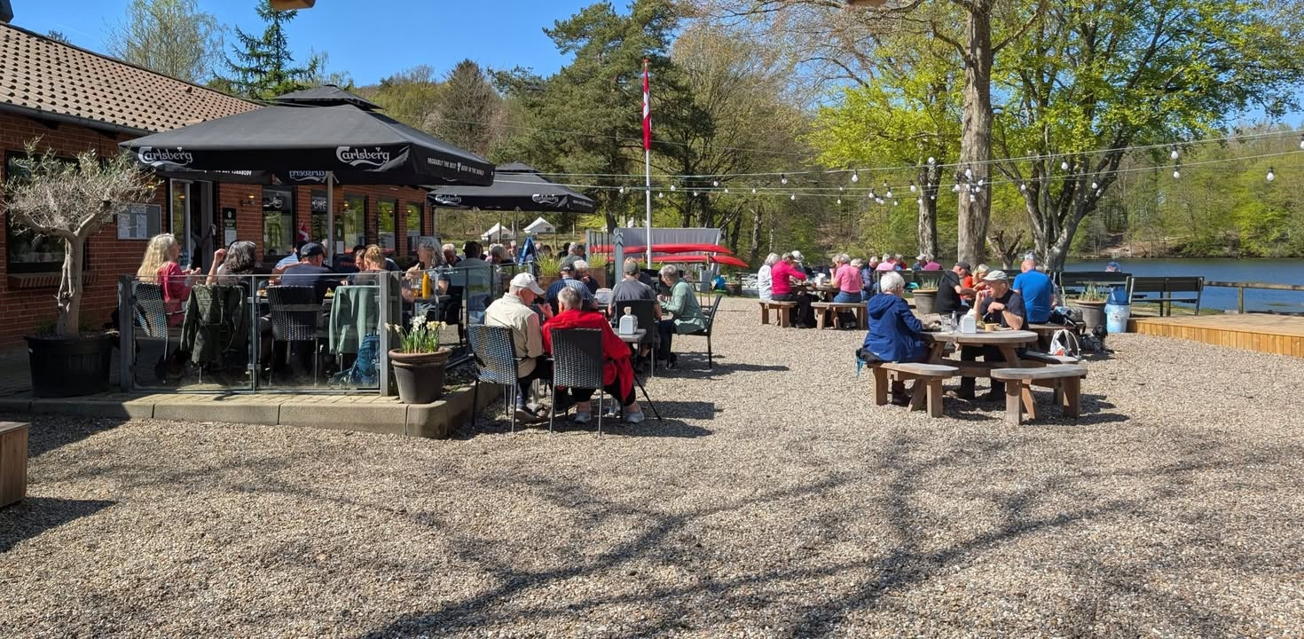 Skyttehusets Outdoor Camp nyder travl dag med skøn udeservering