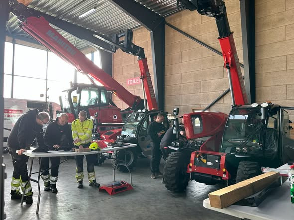 SCANTRUCK A/S samler Manitou-montører til kursus om elektriske teleskoplæssere