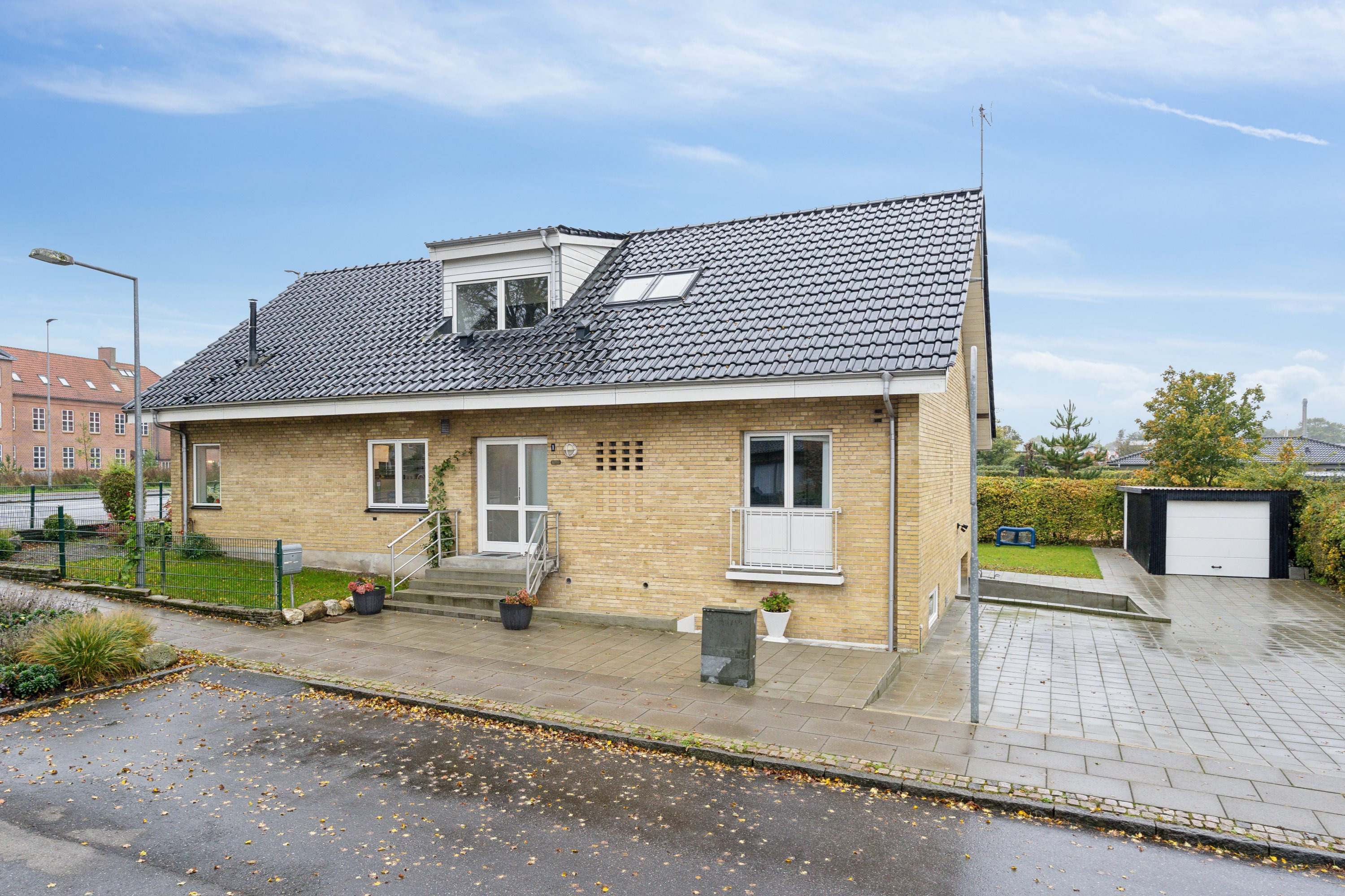 Til salg hos John Frandsen Ikast: Skolegade 1, 7430 Ikast