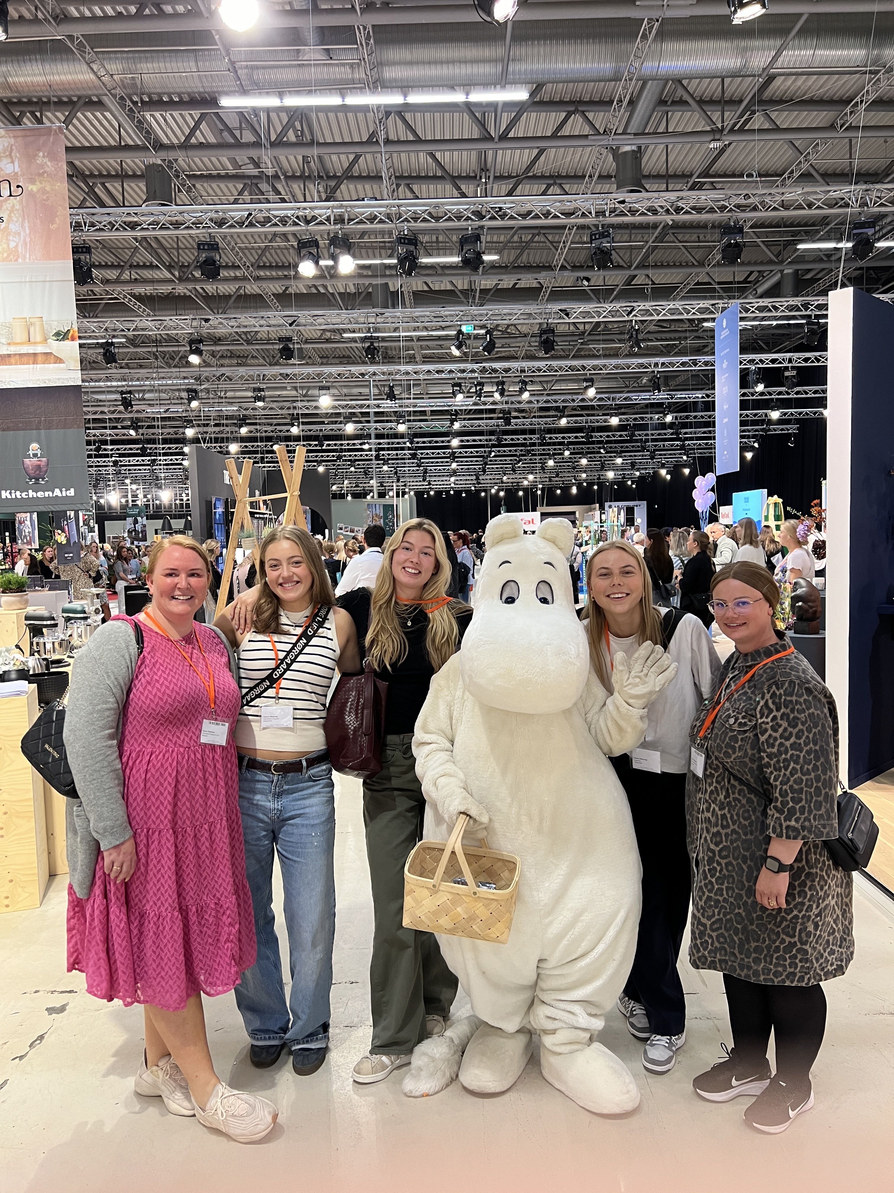 Nyt elev-smil i byen: Julie har fundet den rette hylde hos Imerco 