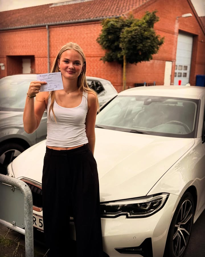 Lets Drive fejrer Emmelies succes med kørekortet på første forsøg