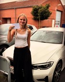 Lets Drive fejrer Emmelie for at bestå kørekortet i første forsøg
