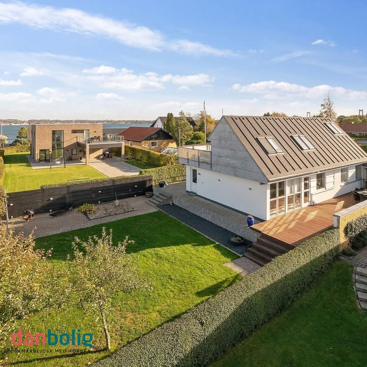 Udsigten skal opleves: Moderne villa til salg i Erritsø