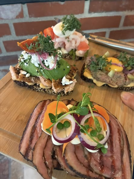 Restaurant Holger tilbyder valgdagstilbud på smørrebrød og fadøl