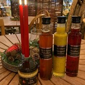 Fru Hansens Butik & Café byder på friske salatdressinger og tidlig julepynt