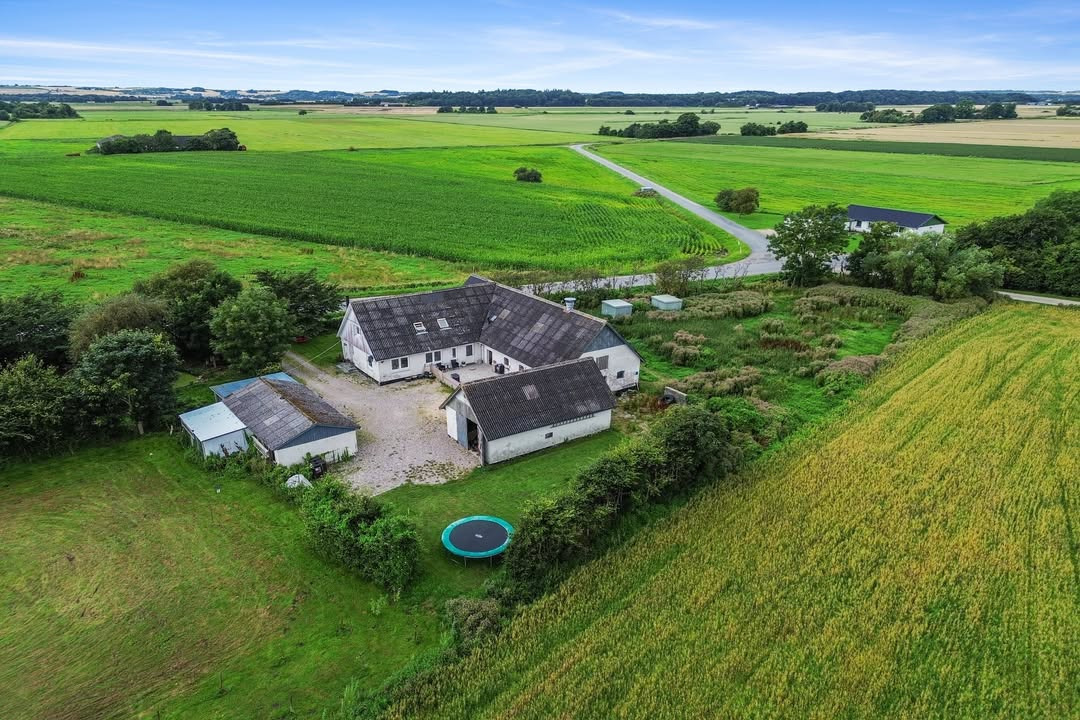 Mæglerhuset Aalborg annoncerer prisnedsættelse på nedlagt landbrug nær Kongerslev