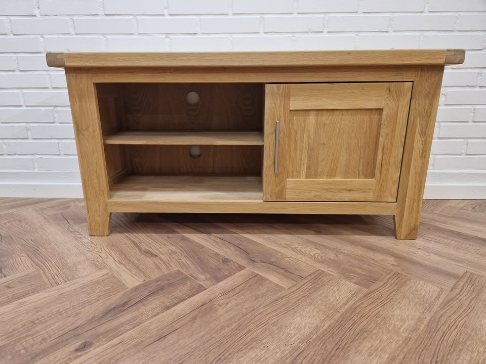 Hovelind Møbler tilbyder elegant Lille Provence tv-bord i massivt egetræ til 1700 kr.