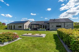 Arkitekttegnet drømmevilla med luksuriøse detaljer og rummelighed i Hammerum