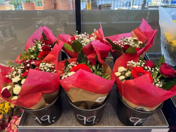 REMA 1000 HOLSTEBROVEJ opfordrer til at forkæle mor med blomster til mors dag
