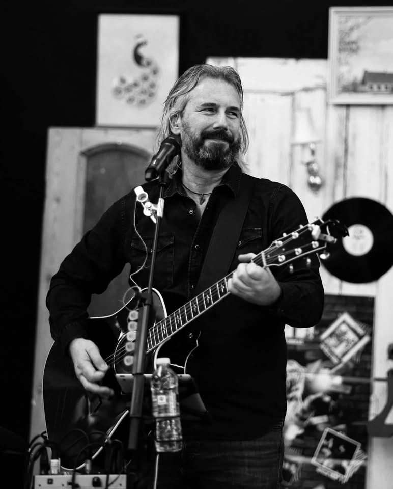 Allan G. bringer rock til Grenaa Torv