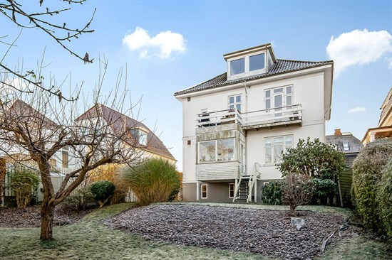 Flot villalejlighed i to plan - i gåafstand til midtbyen