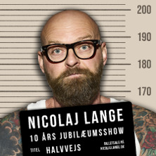 Nicolaj Lange fejrer 10-års jubilæum med stand-up på Skråen