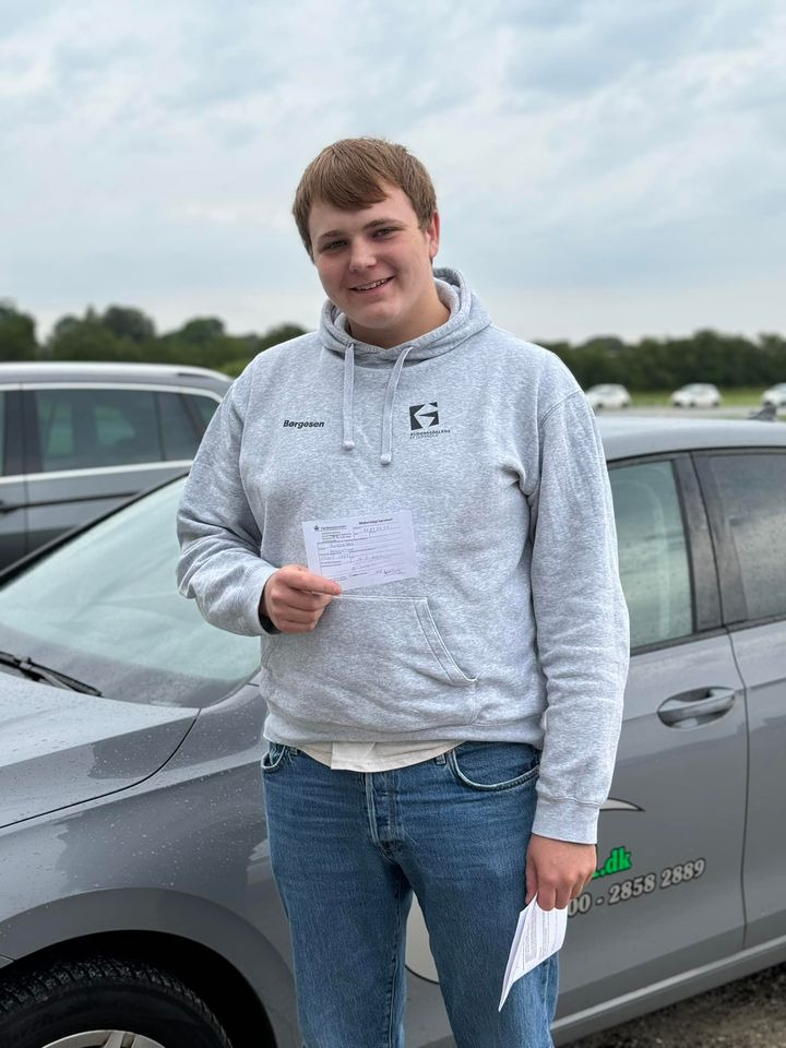 Sebastian bestod hos Frisdal Køreskole I/S uden ekstra lektioner