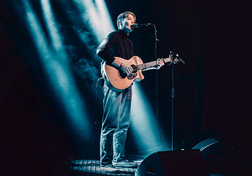 Beinir bringer intime toner til KunstCentret Silkeborg Bad