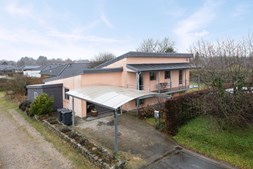 Til salg hos Byens Mæglere ApS: Virkelig spændende og utraditionel villa i Astrup