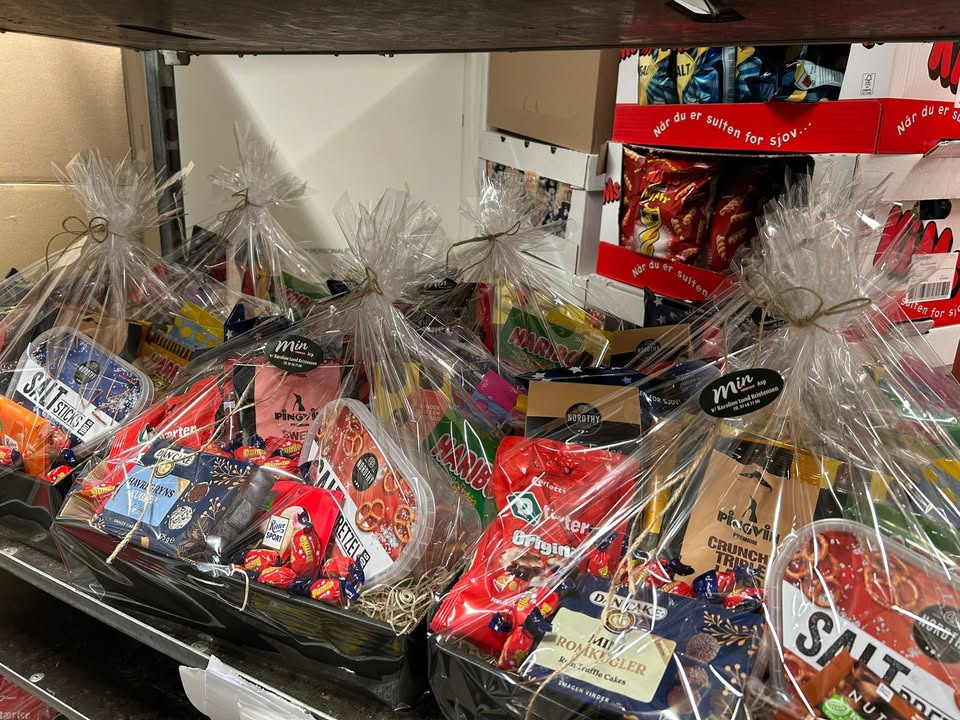 Min Købmand i Asp tilbyder julekurve til medarbejdere og værtindegaver