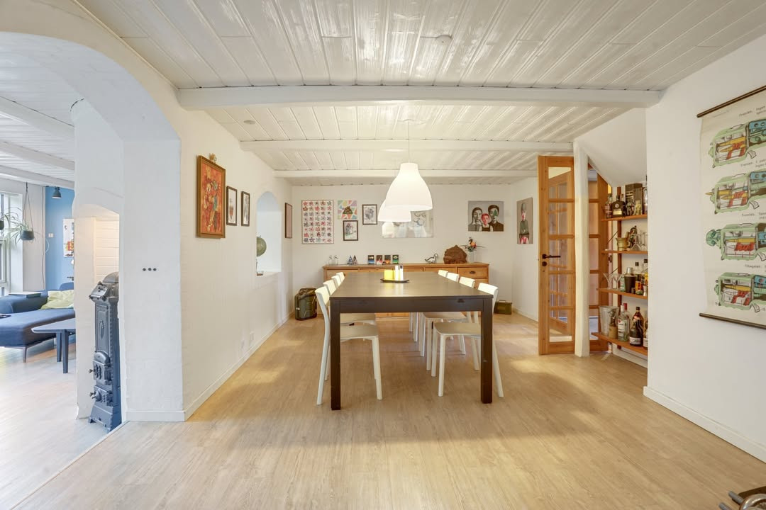 Mæglerhuset præsenterer ny pris på rummelig villa med store udearealer i Sulsted