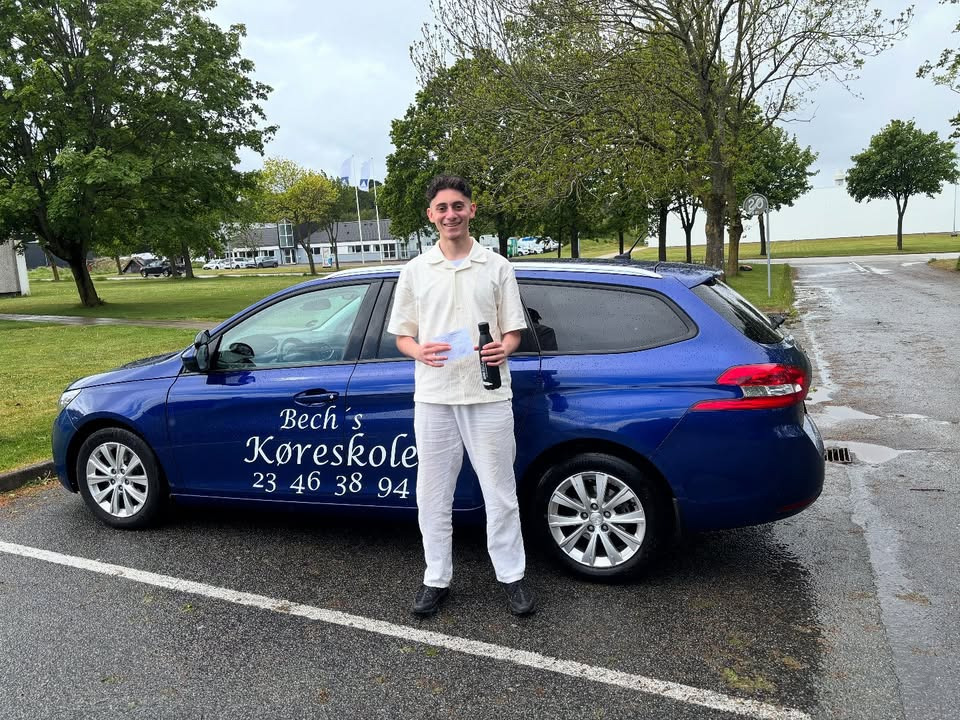Bech's Køreskole fejrer Nawar Mashloush for at have bestået køreprøven