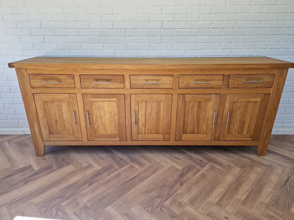 Tilbud på stuesæt i massivt egetræ fra HOVELIND MØBLER