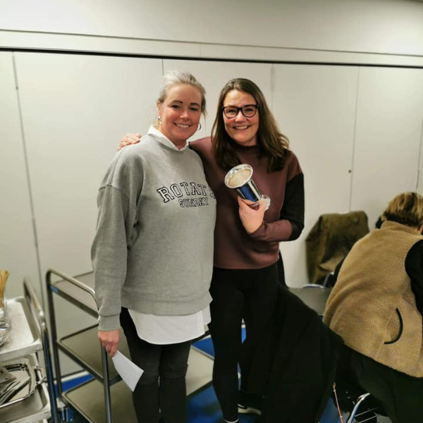 Mindepokal overrakt til ildsjæl i Hjørring Håndbold