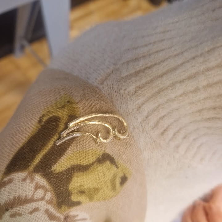 Guldsmed Ø skaber unik broche af gammel armring