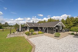Mæglerhuset Sæby præsenterer: Rummeligt sommerhus i naturskønne Lyngså
