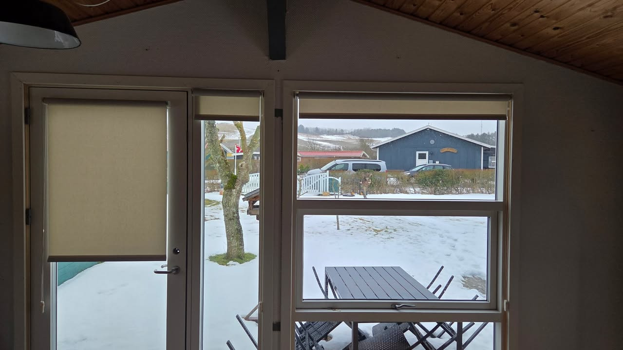 Høj Data ApS monterer gardiner i kolonihavehuse om søndagen for at imødekomme efterspørgslen