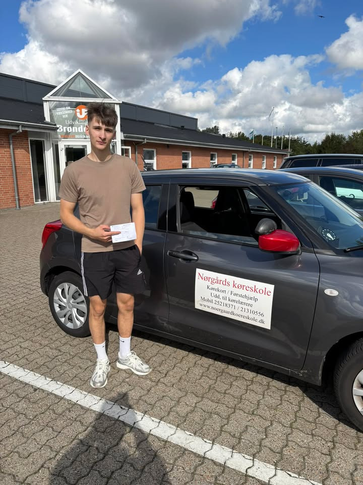 Nørgaards Køreskole fejrer Nikita V.'s beståede køreprøve i Kaas