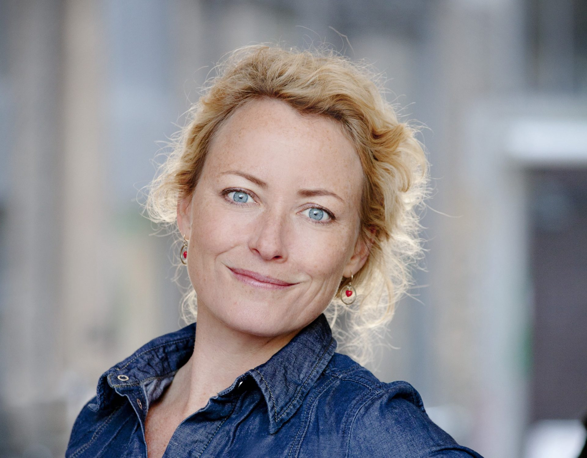 Maise Njors humoristiske rejse gennem livets udfordringer