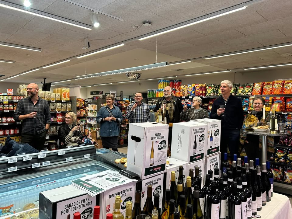 Min Købmand i Asp takker for vellykket vinsmagning med kollegaens hjælp