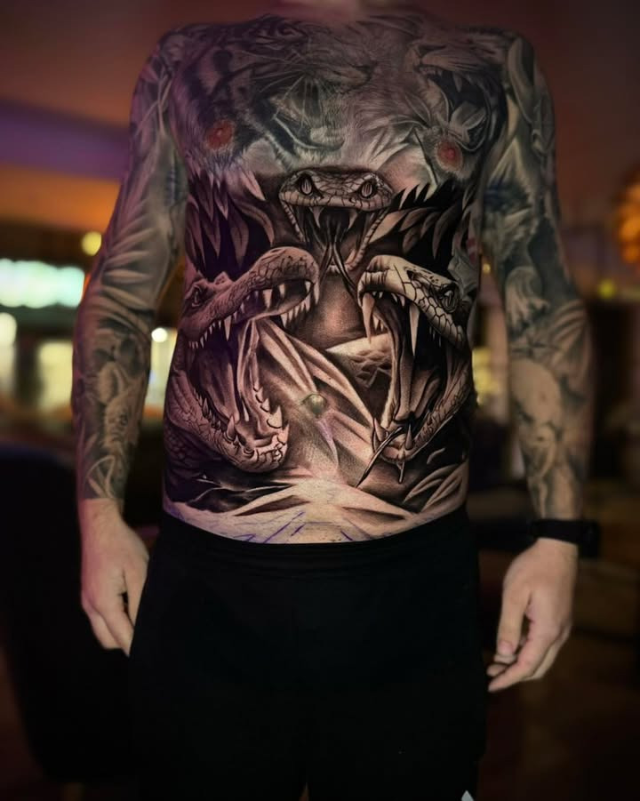 Mr. & Mrs. Tattoo fremviser imponerende maveprojekt af Hajru