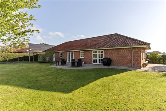 Velholdt familie villa med god planløsning og garage