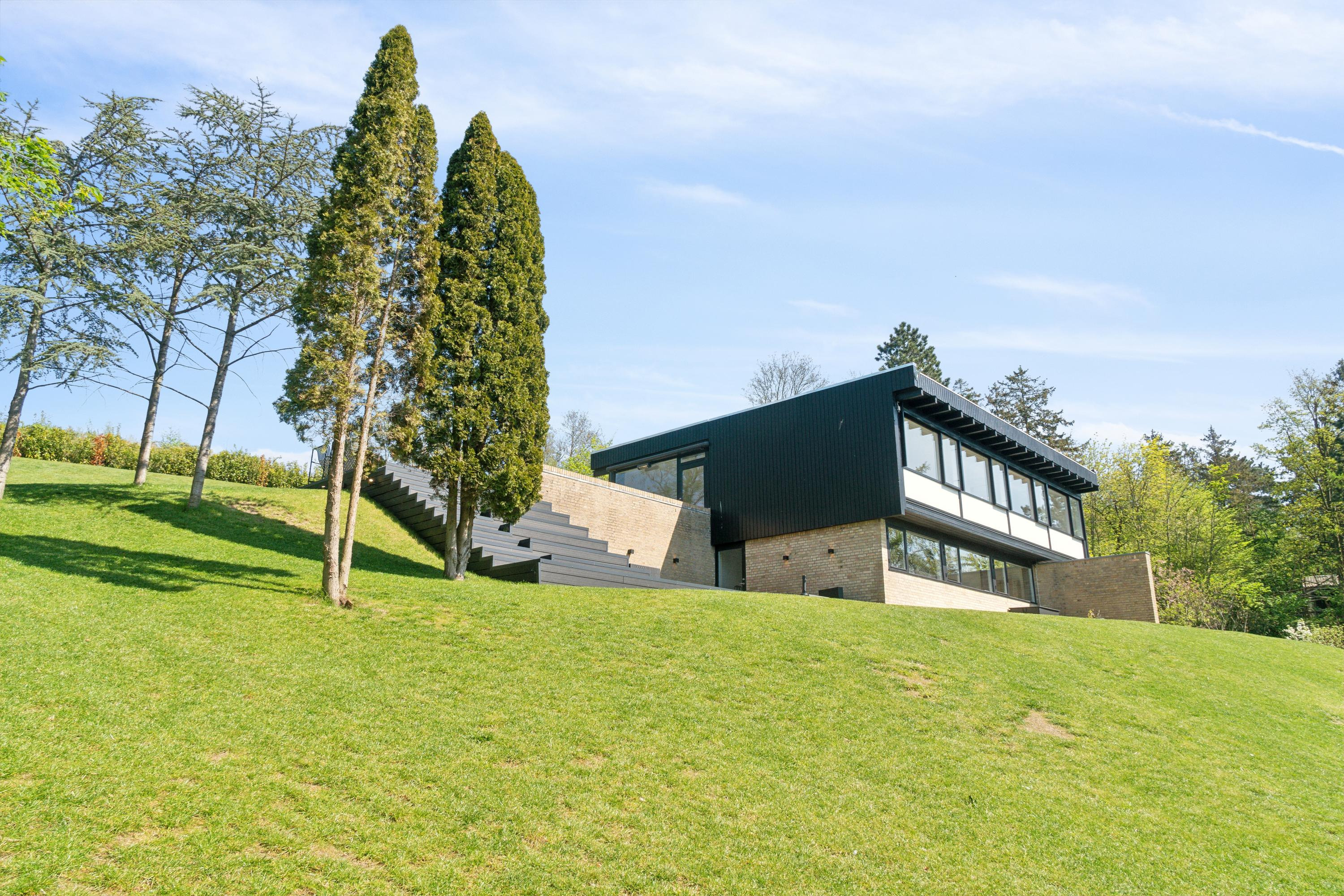 Til salg hos RealMæglerne Næstved by Bülow ApS: Eksklusiv villa på åsen – en bolig i særklasse