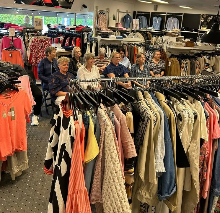 Rosengreen klæder Pia og veninderne på i stilfuldt tøj