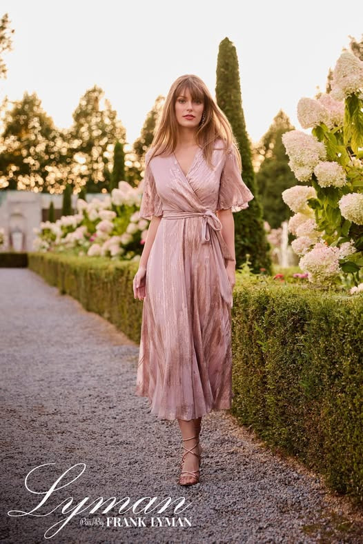 Skott Aalborg præsenterer elegant Frank Lyman kjole til festlige lejligheder