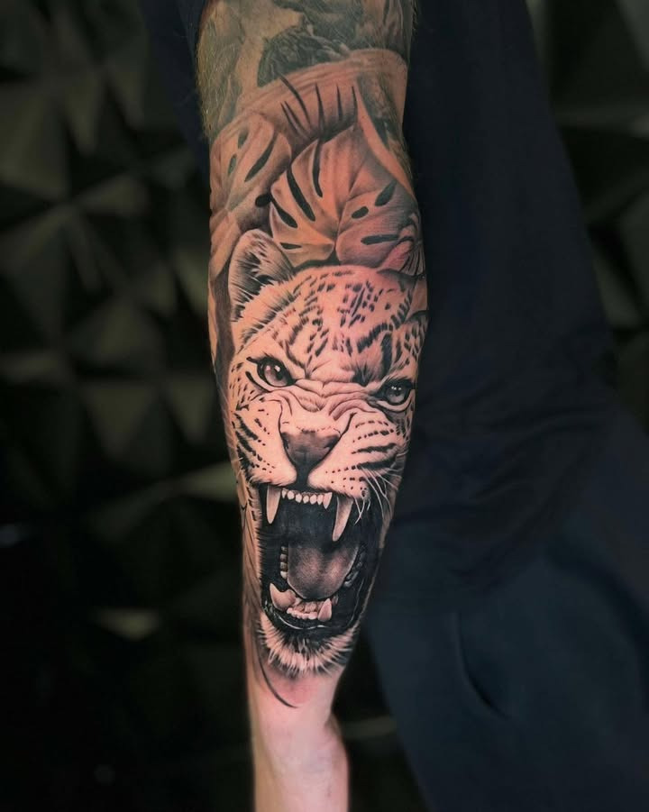 Nye tatoveringsværker med kontraster og detaljer hos Din Tatovør i Randers af kunstner Timm